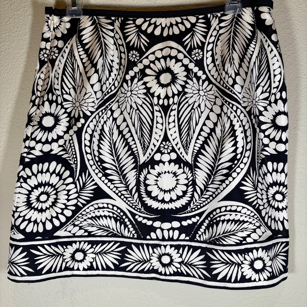 NWT Banana Republic Black and White Silk Floral Mini Skirt Size 4P - Picture 2 of 6